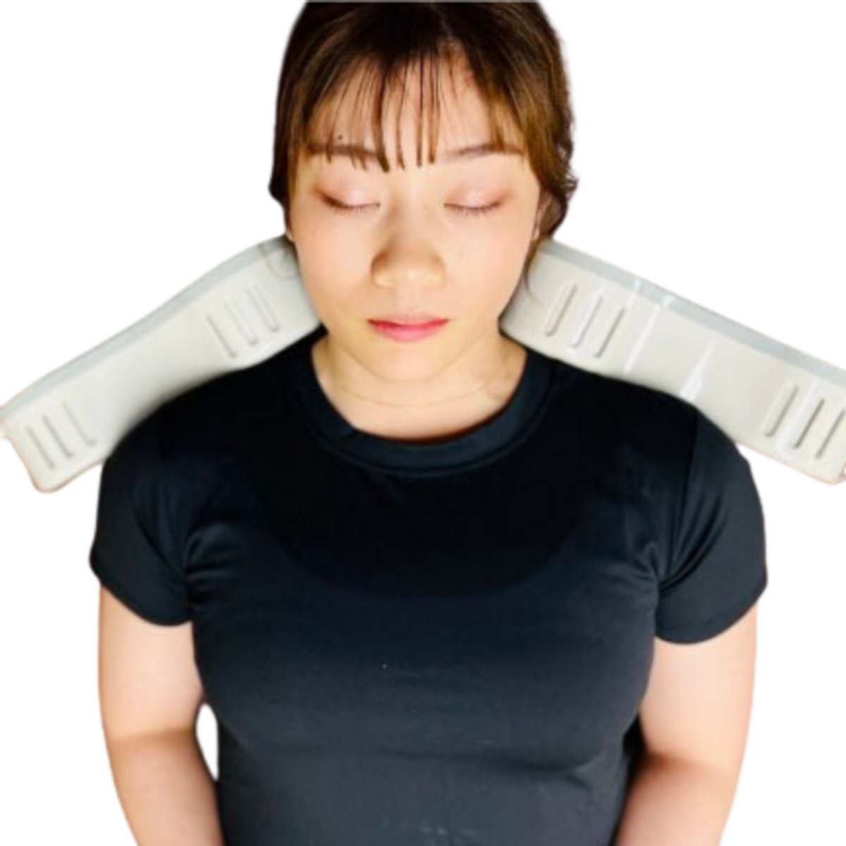 電気磁気治療器（磁気シャワー）ソーケンを肩に使用する様子