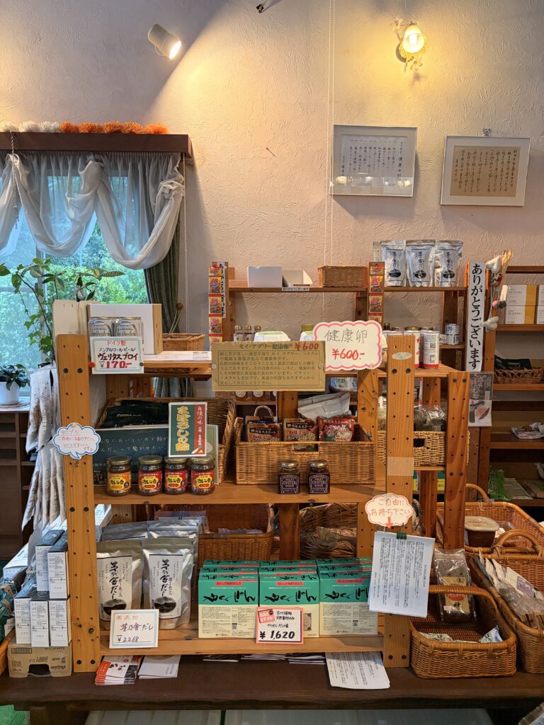 食品や飲料が並ぶ店内の棚
