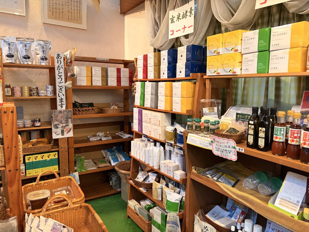 自然食品と調味料が並ぶ健康館の商品棚